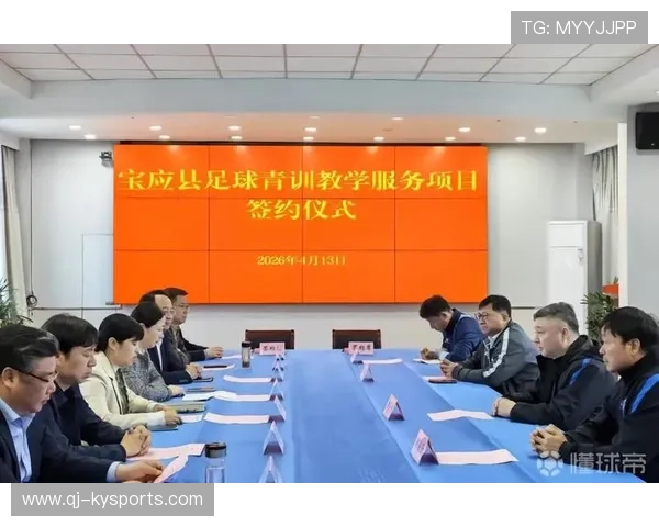 足球联赛在青训扶持中鼓励俱乐部与高校合作建立研究实训基地，足球青训比赛
